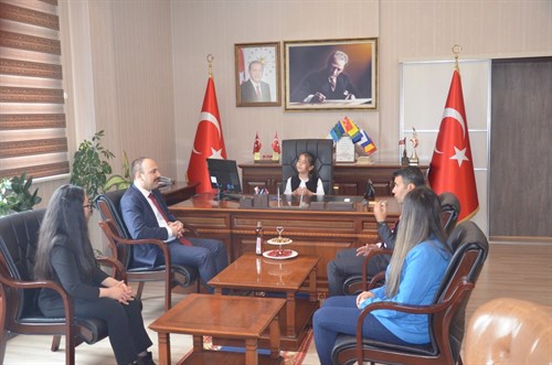 23 NİSAN ‘DA KAYMAKAM SAYIN İBRAHİM ŞAHİN KOLTUĞUNU ÖĞRENCİYE DEVRETTİ.