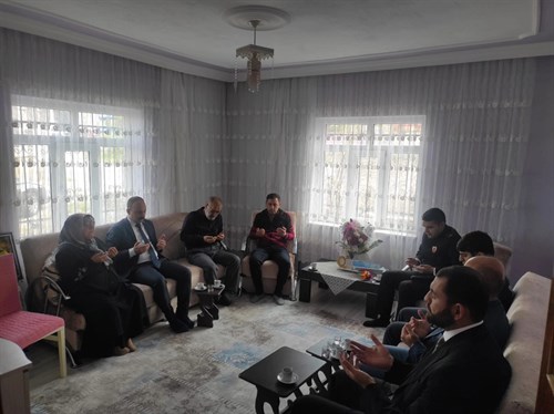  KAYMAKAM ŞAHİN RAMAZAN BAYRAMI DOLAYSIYLA ŞEHİT AİLELERİNE, GAZİLERİMİZE VE İLÇEMİZDEKİ DEPREMZEDE VATANDAŞLARIMIZA ZİYARETLERDE BULUNDU.