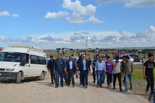 İLÇEMİZ KAYMAKAMI SAYIN İBRAHİM ŞAHİN İLÇEMİZ FATİH MAHALLESİ (YAYLA) VE GÖKPINAR MAHALESİNDE KONUMLANAN MEVSİMLİK TARIM İŞÇİLERİNİ ZİYARET ETTİ.